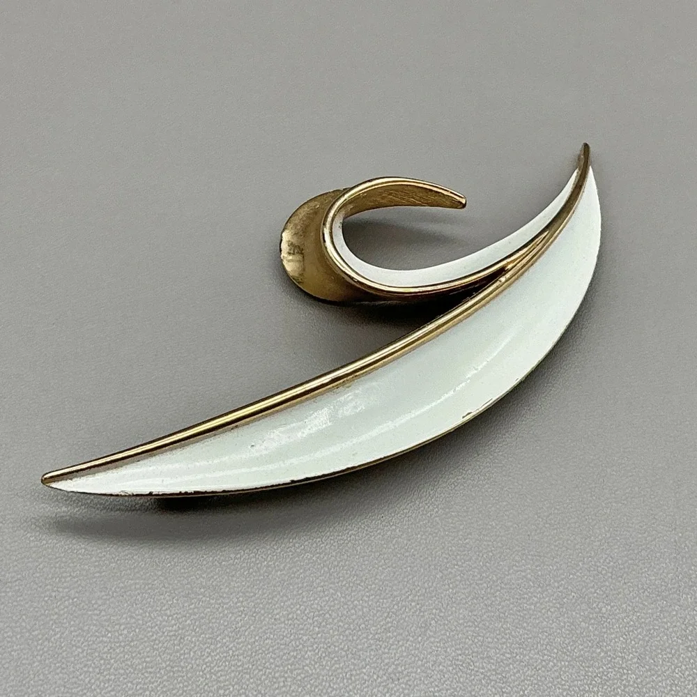 Trifari Brooch Women White Gold Tone Enamel Abstract Swirl Leaf Vintage Jewelry